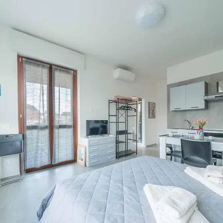 Einstein - Modern With Balcony Apartmán *