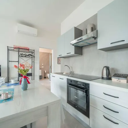 Einstein - Modern With Balcony Apartmán