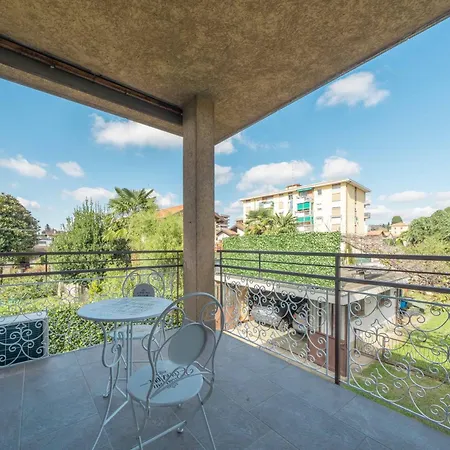 Einstein - Modern With Balcony