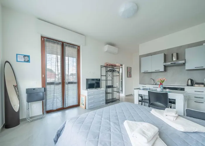 Einstein - Modern With Balcony Apartmán *