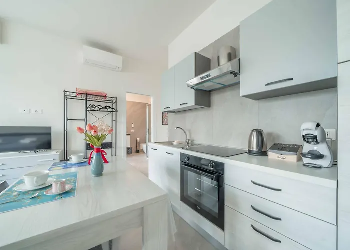 Einstein - Modern With Balcony Apartmán